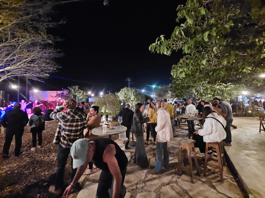 בר היין הקהילתי בקיבוץ רעים. הוקם כפרויקט קהילתי לחיזור הקהילה לאחר השביעי באוקטובר. בתמונה בר היין בפעילות