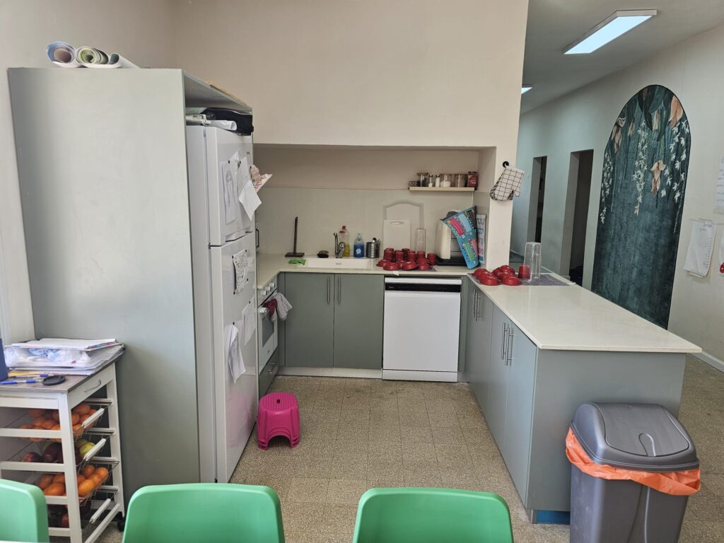 ציור קיר בגן הילדים בקיבוץ מפלסים בניהול חברת מקום